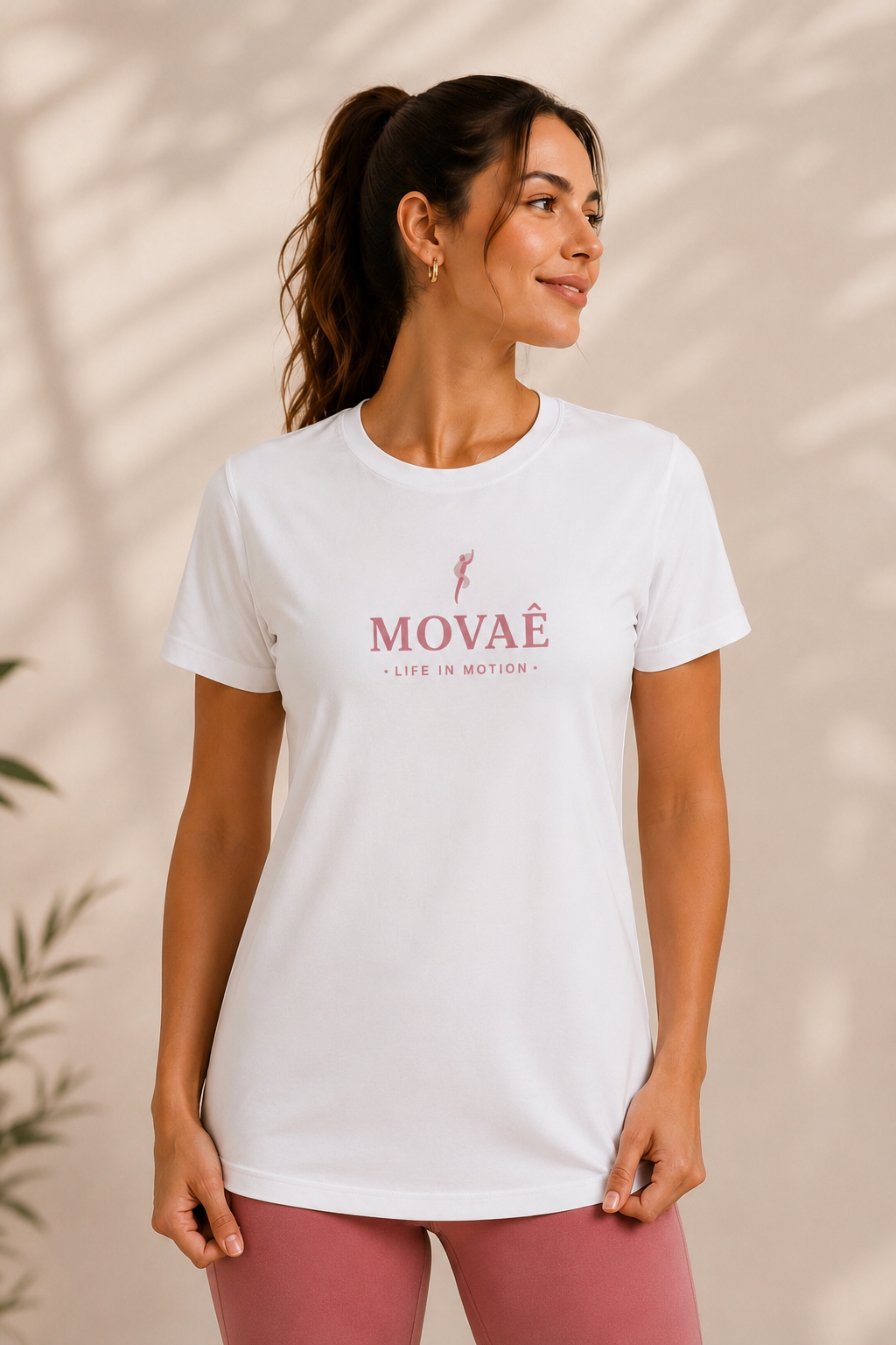 Frente da camiseta MOVAÊ branca com o logo em rosa queimado