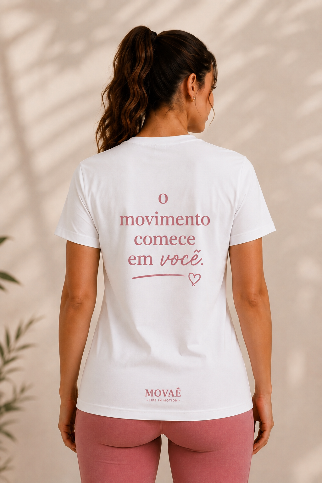 Costas da camiseta MOVAÊ com a frase o movimento comece em você