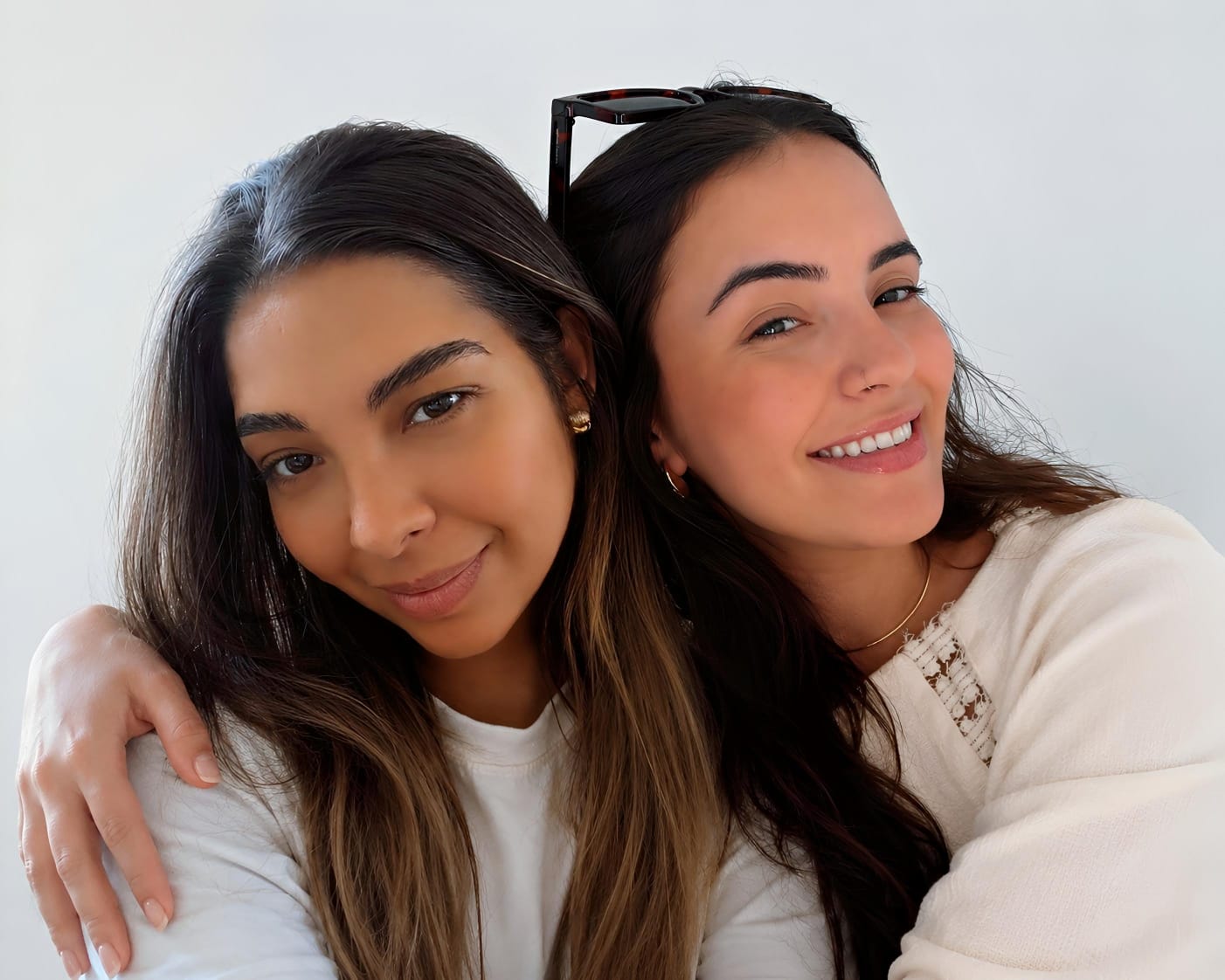 Retrato de duas mulheres lado a lado, em luz natural